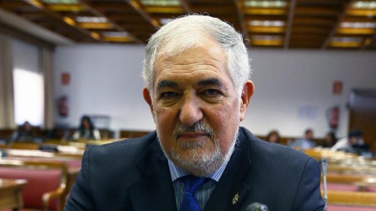 Conde-Pumpido acusa a sus compañeros de crear un grave problema político