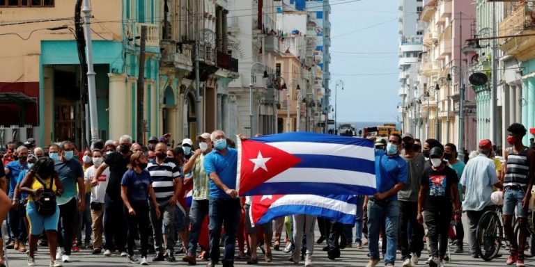 Exdirigentes del PSOE exigen a Sánchez un apoyo «nítido» a la libertad a Cuba