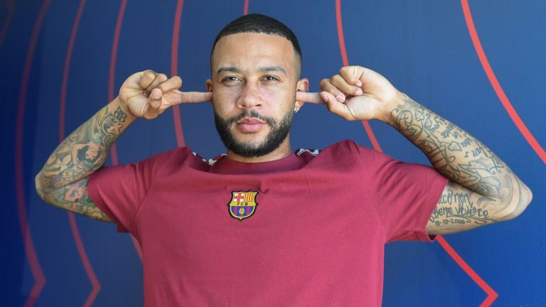 El motivo por el que Memphis Depay se tapa los oídos cuando marca un gol