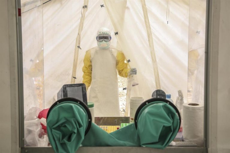 Investigadores revelan cómo el virus del Ébola evade el sistema inmune