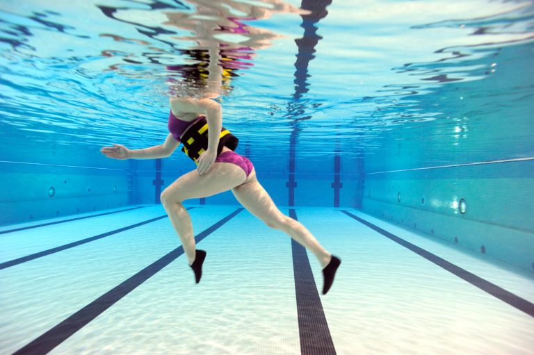 Ejercicios que puedes practicar en la piscina y con los que quemar cientos de calorías