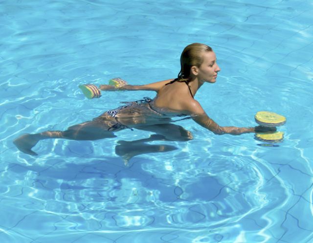 ¿Cuáles son los ejercicios que se deben hacer en la piscina para quemar calorías?