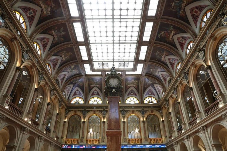 El Ibex 35 retrocede un 1,5% en la semana, pero cierra por encima de los 8.700 puntos