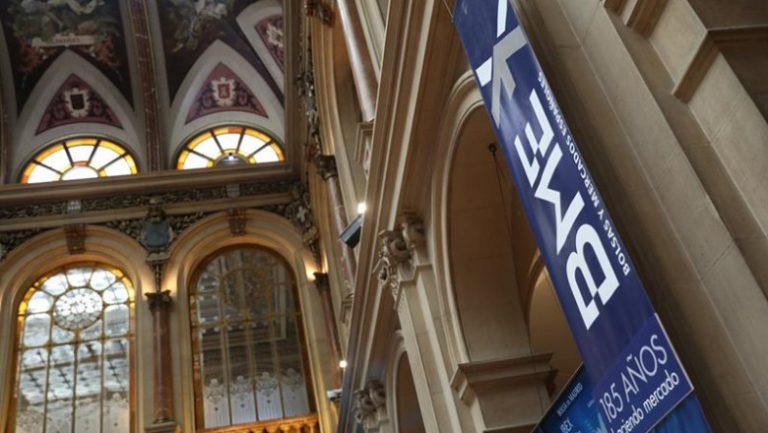 El Ibex 35 lucha por los 8.900 puntos con un avance del 0,86%