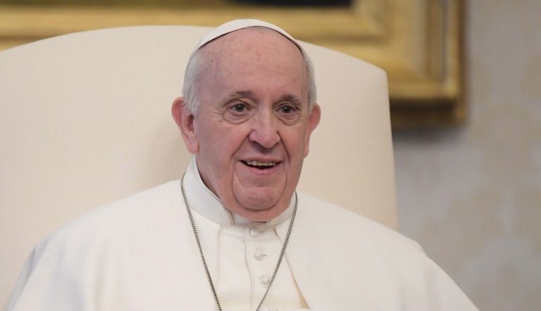 El Papa ya camina por sí solo y los resultados de las pruebas médicas son positivo