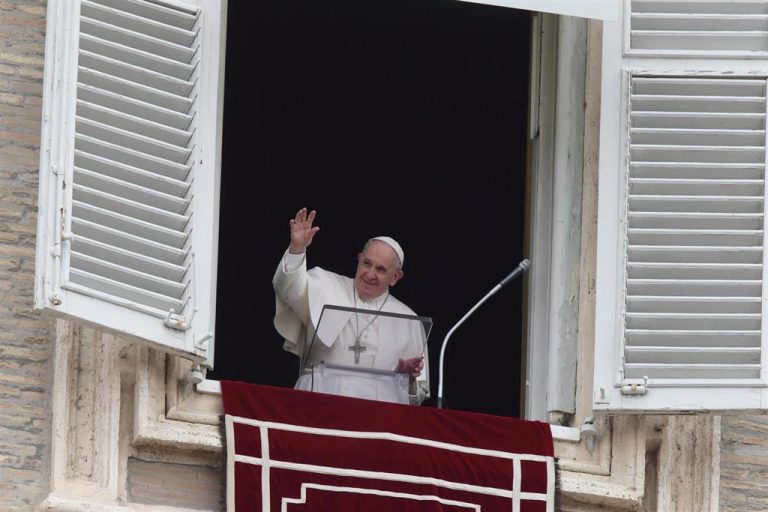 El Papa sigue su recuperación y celebra una misa con facultativos que le asisten