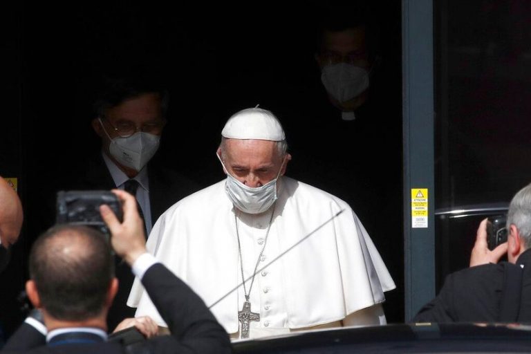 El Papa apela al diálogo entre abuelos y nietos y arremete contra el «escándalo» del hambre en niños