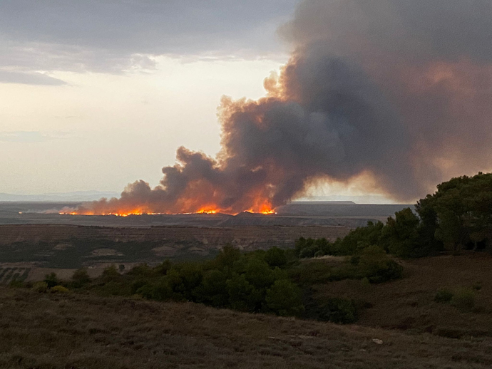 El incendio en Las Bardenas continúa activo, aunque estabilizado