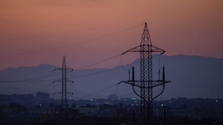 El precio de la luz bajará este jueves un 4,7% desde su récord histórico