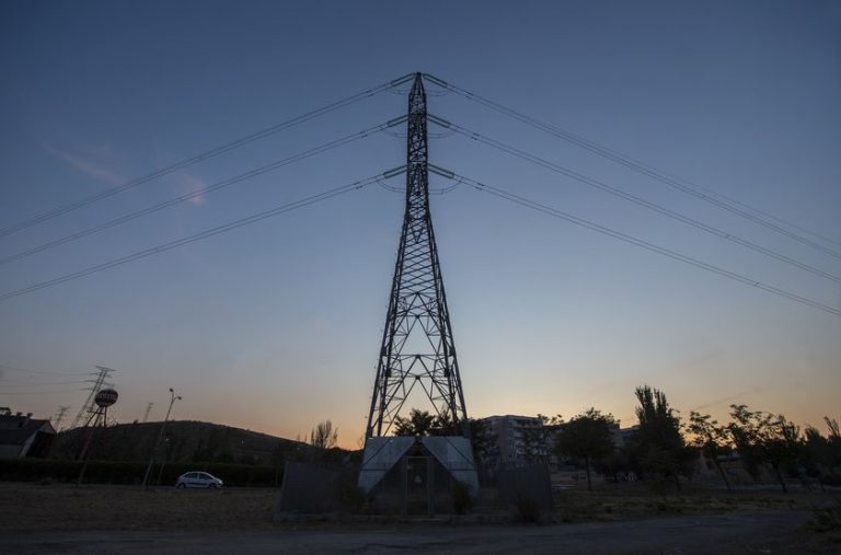 El precio de la luz da una tregua y cae un 5,5% este viernes