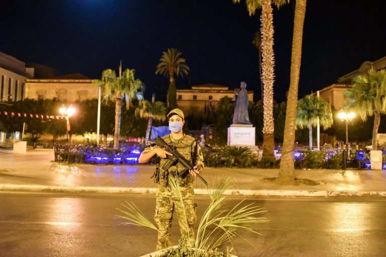 España hace un «llamamiento a la calma» en Túnez