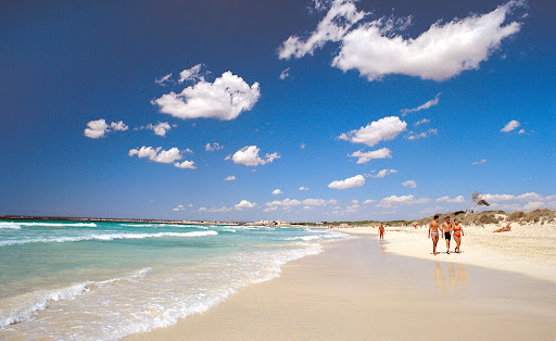 Playa Es Trenc, En Mallorca Con Sus Tres Mil Kilómetros De Playa
