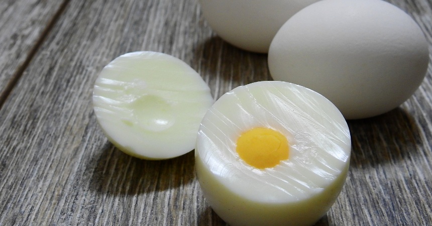 Huevos cocidos: el truco más viral para pelarlos en segundos