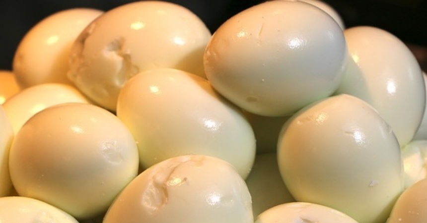 Huevos cocidos: el truco más viral para pelarlos en segundos