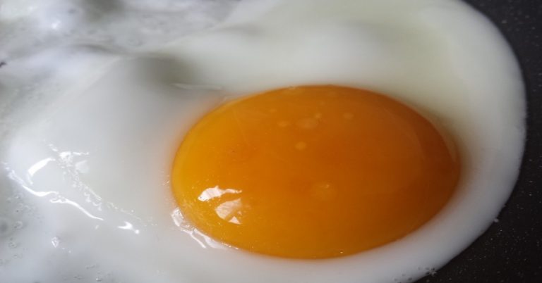 Huevos fritos: el truco para hacerlos sin aceite