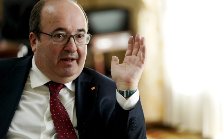 Iceta asume Cultura y Deporte: «Intento llevar siempre el escudo de España»