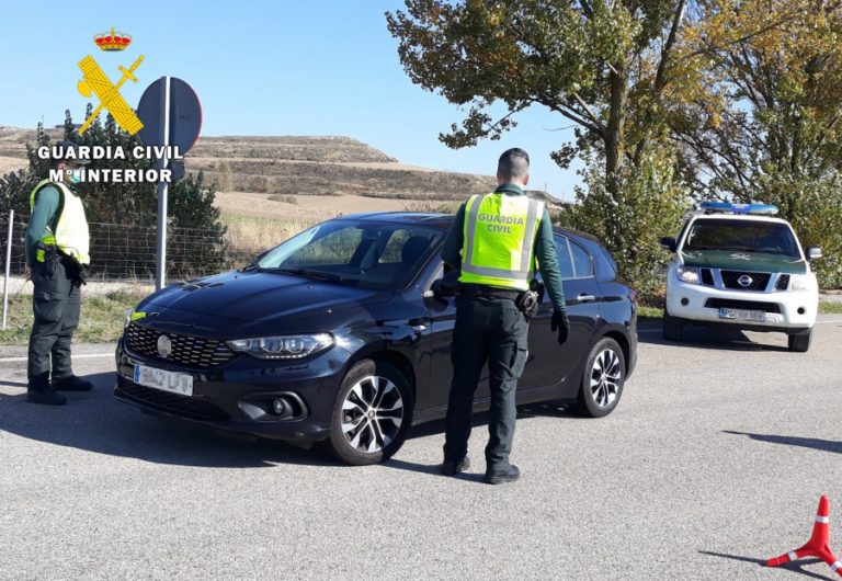 Investigan a un motorista con la ITV caducada y llevar la pegatina de otro vehículo