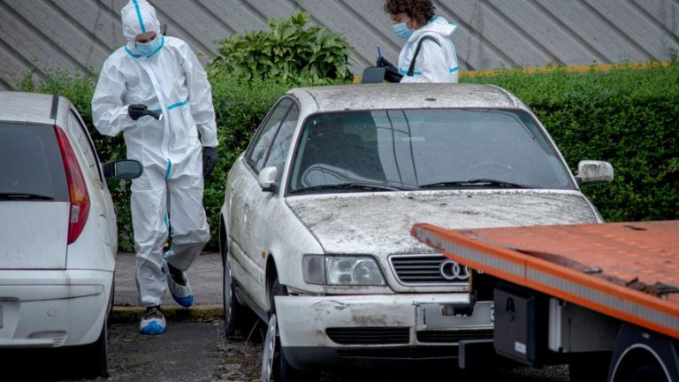 La Policía Científica inspecciona un vehículo en Orense por el triple crimen de la familia Barrio