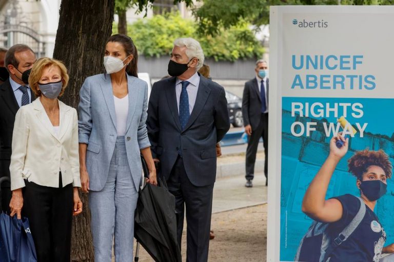 La Reina Letizia visita la exposición conmemorativa del 75º aniversario de Unicef