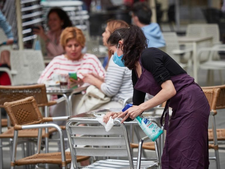 La mitad de los trabajadores realiza horas extra que no están controladas o pagadas