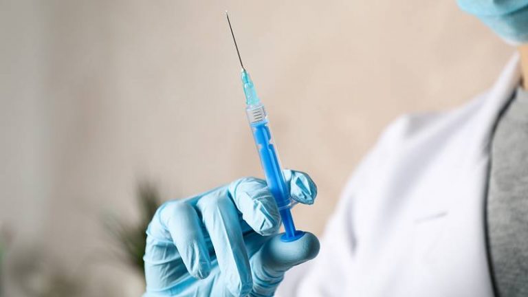 Madrid defiende el estocaje de vacunas y recuerda que otras CCAA les han pedido dosis