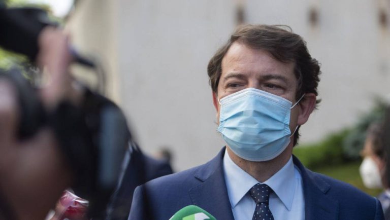 Mañueco ve «positiva» la llegada de más vacunas ya que permitirá a las CCAA avanzar