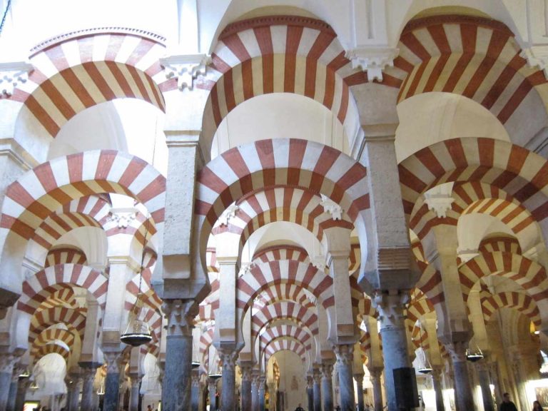 Un estudio sobre titularidad de la Mezquita afirma que el obispo no debió inmatricularla como propiedad exclusiva