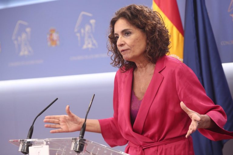 Montero: Los jóvenes del ‘macrobrote’ deben hacerse «las pruebas correspondientes» a su llegada