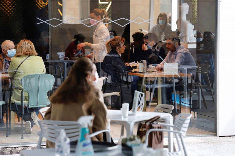 La incidencia se duplica en Murcia que reduce el aforo en bares de 13 municipios