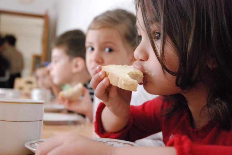 Más de 1 millón del total de niños en riesgo de pobreza en España vive en zonas muy pobladas