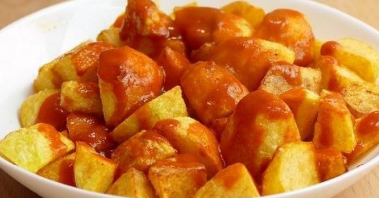Patatas bravas: cómo hacerlas al nivel de Chicote y dar un bocado a un plato típicamente español