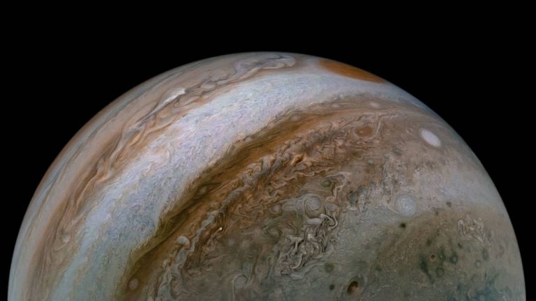 Pequeños impactos agitan la superficie de la luna Europa de Júpiter
