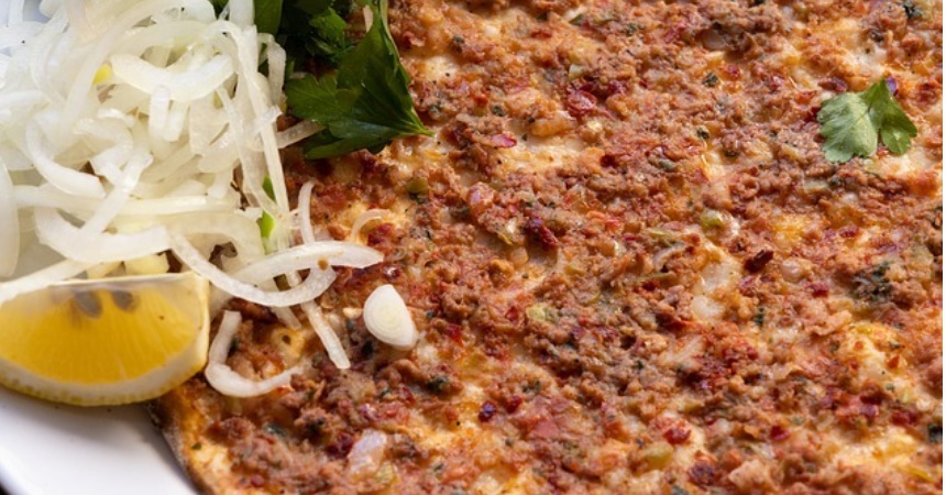 Pizza Lahmacun: así se prepara la mejor comida para un maratón de telenovelas turcas