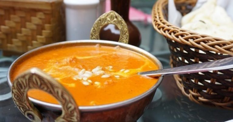Pollo al curry: así puedes conseguir el color naranja característico con dos ingredientes
