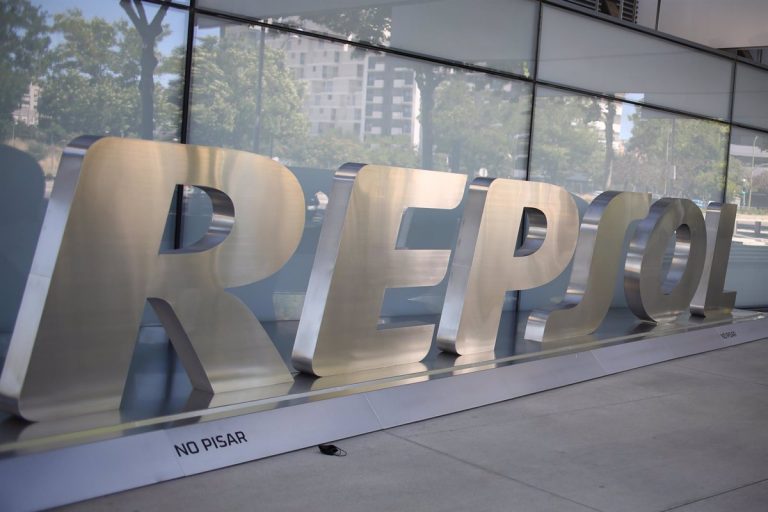 Repsol defiende la legalidad de los encargos a la empresa de Villarejo