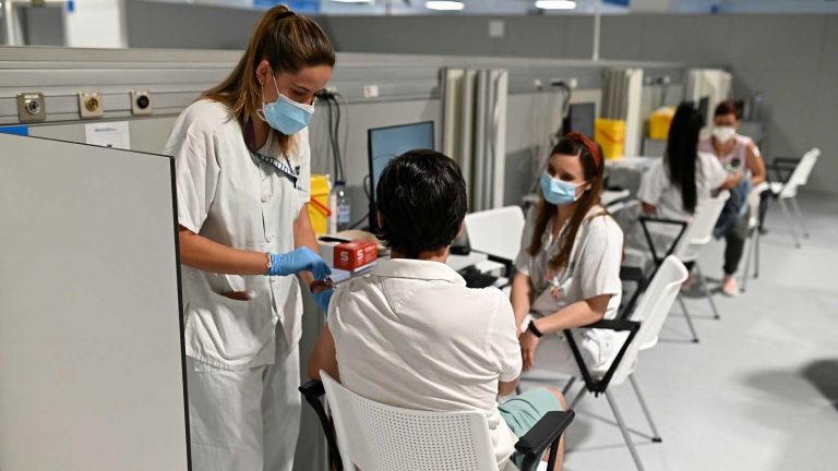 Sanidad notifica 12.563 casos y 28 fallecimientos