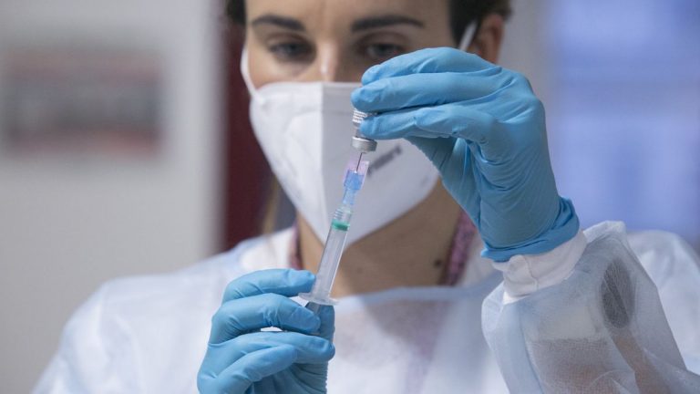 Sanidade activará la ‘autocita’ de vacuna para menores de 30 años y «repescas»