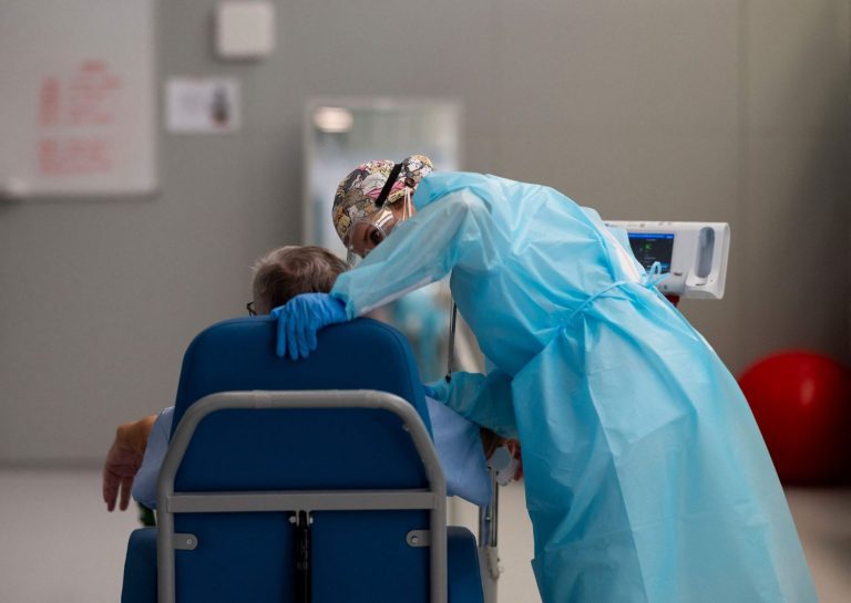 Los sanitarios con Covid persistente denuncian que no se reconoce como enfermedad profesional