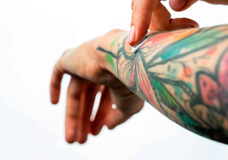 Cómo cuidar la piel si tienes tatuajes
