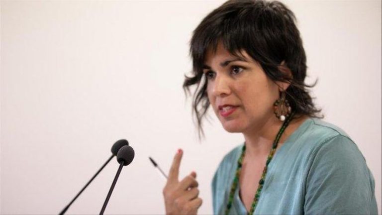 Teresa Rodríguez acusa al Gobierno andaluz «de los ricos» de servir de «comercial de grandes fortunas»
