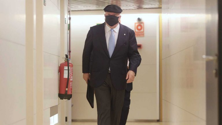 El juez pide comprobar el intercambio de mensajes entre Villarejo y Rajoy sobre ‘Kitchen’