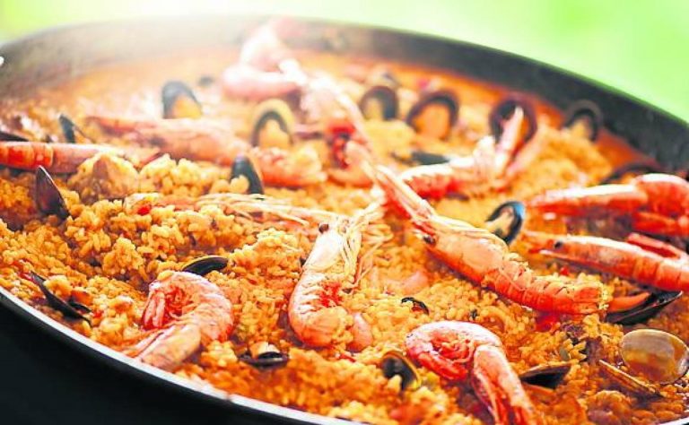 Paella: el truco para cocer más el arroz si te has quedado corto de agua