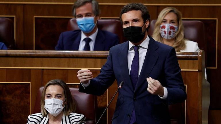 Casado felicita a sus diputados por su labor de oposición: «Os habéis cargado a siete ministros»