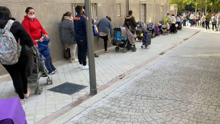 Cada día más abuelos se acercan a las «colas del hambre»