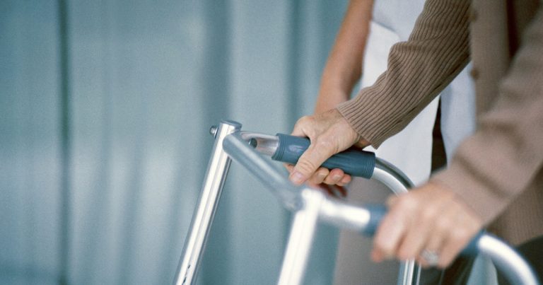 Experta en demencias pide «cuidar al cuidador» del enfermo de Alzheimer