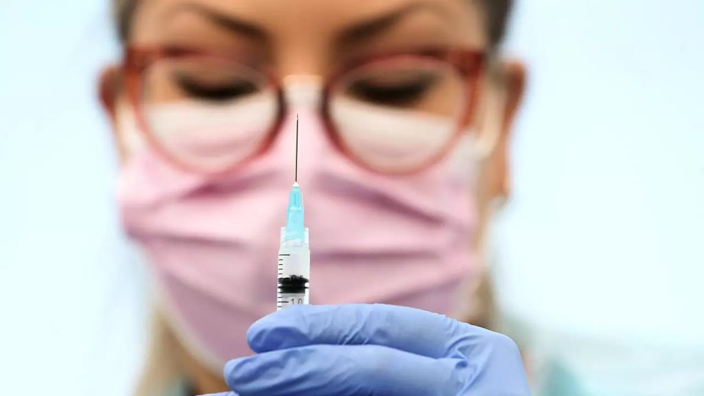 Las Dos Reacciones A La Vacuna De Pfizer Y Moderna Que Solo Le Ocurren A Las Mujeres