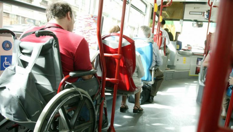 Hombre mayor de 45 años, perfil del empleado con discapacidad en España