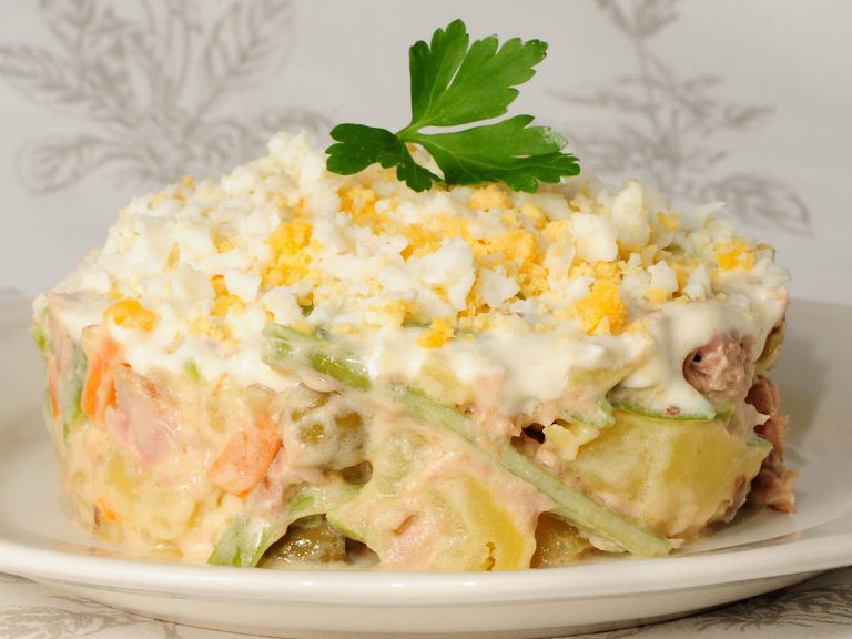 Qué debes echar a una ensaladilla rusa para que sea plato único