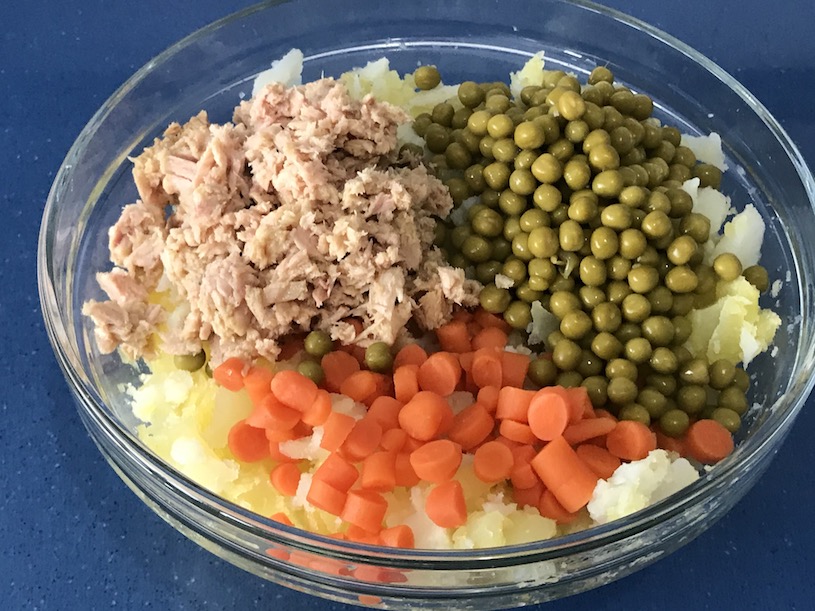 Ensaladilla Rusa Con Atún. Nosotros No Hemos Puesto Guisantes Pero Puedes Añadirle.