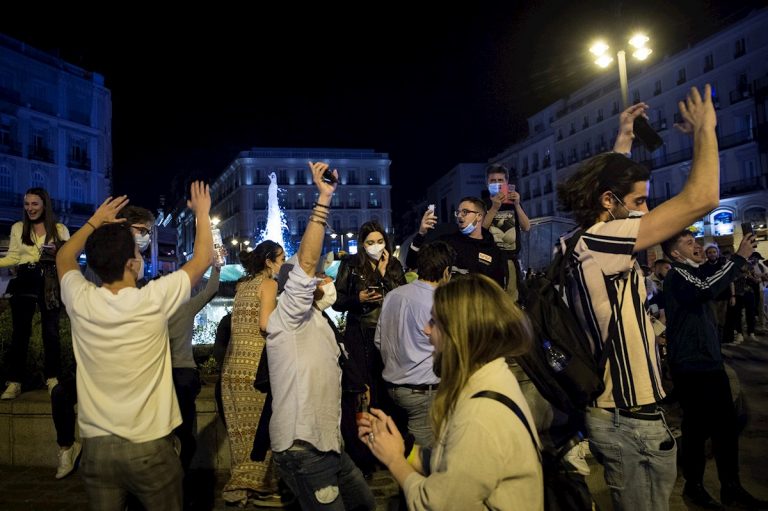 El 67% de españoles no está de acuerdo con que los jóvenes solo hayan pensado en hacer botellones en pandemia